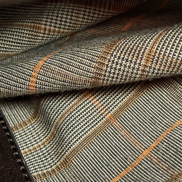 Matt and Nat - Very nice bag. Holds a lot! Some wear to the handles. - Picture 11 of 12